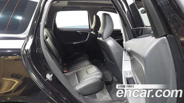 Volvo XC60 2017 thumb 12