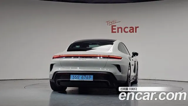 Porsche Taycan 2024 thumb 3