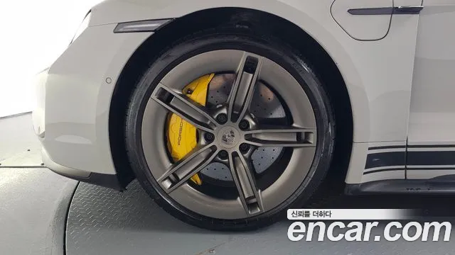Porsche Taycan 2024 thumb 4