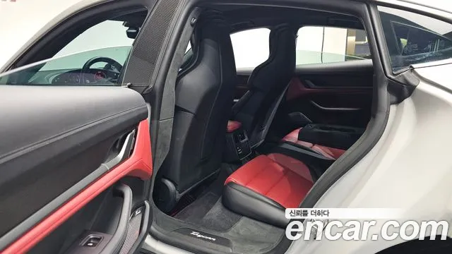 Porsche Taycan 2024 thumb 11