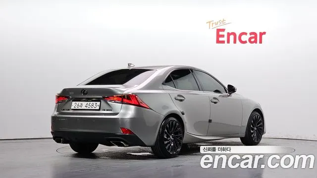 Lexus IS 2019 thumb 2