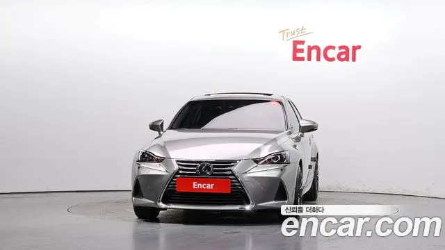 Lexus IS 2019 thumb 3