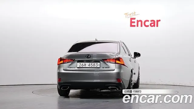 Lexus IS 2019 thumb 4