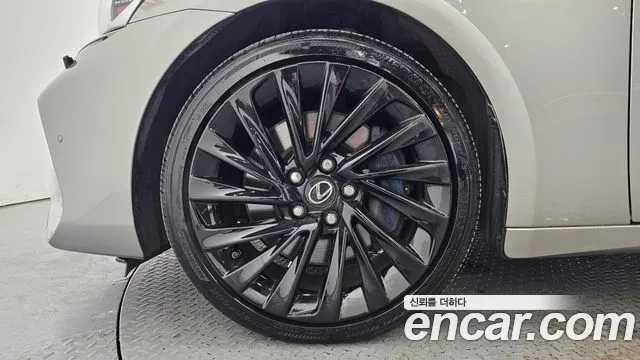 Lexus IS 2019 thumb 5