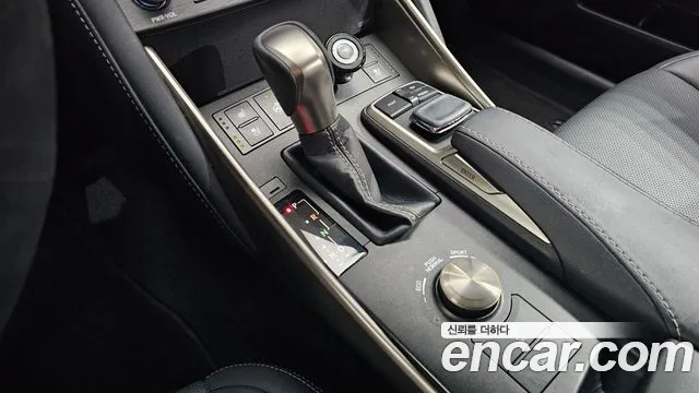 Lexus IS 2019 thumb 9