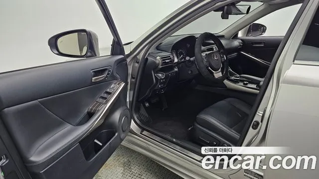 Lexus IS 2019 thumb 10