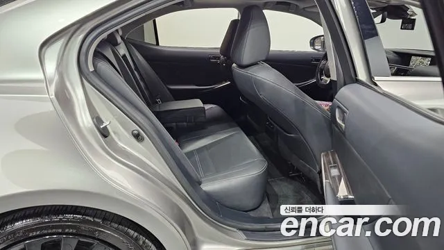 Lexus IS 2019 thumb 11