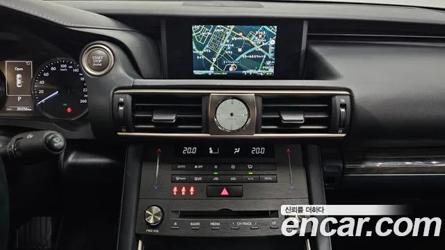 Lexus IS 2019 thumb 12