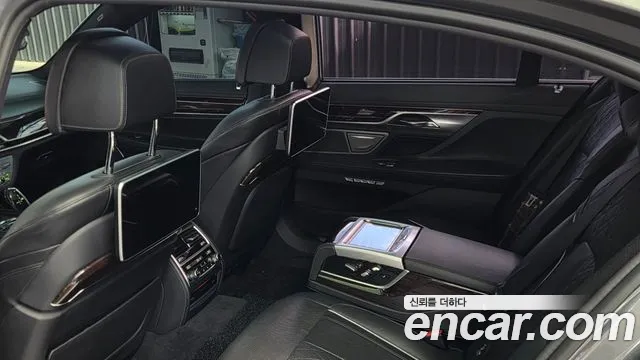 BMW 7-Series 2016 thumb 8