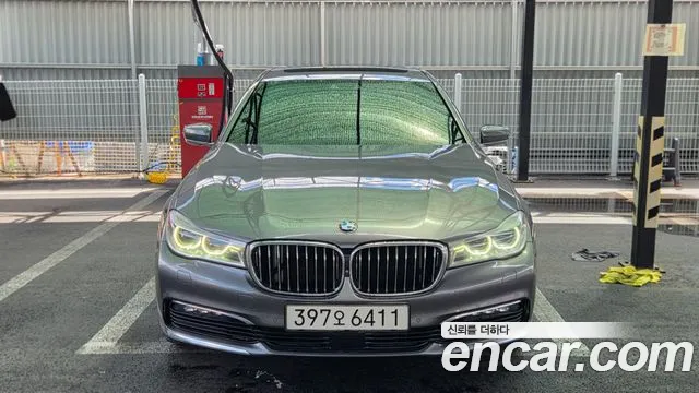 BMW 7-Series 2016 thumb 12