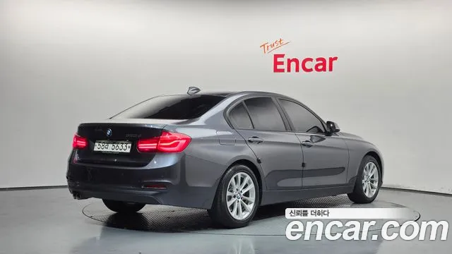 BMW 3-Series 2018 thumb 2