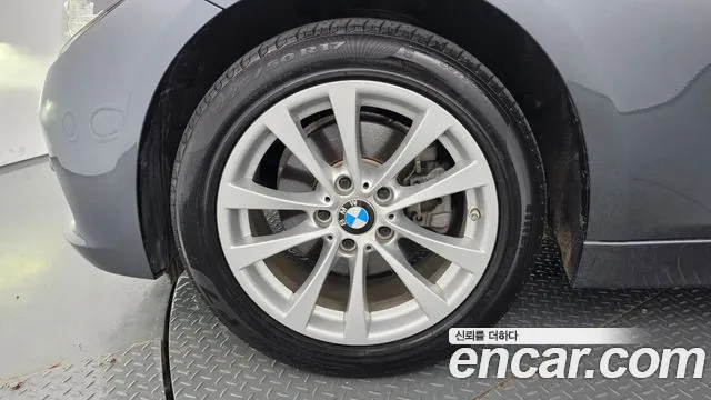 BMW 3-Series 2018 thumb 5
