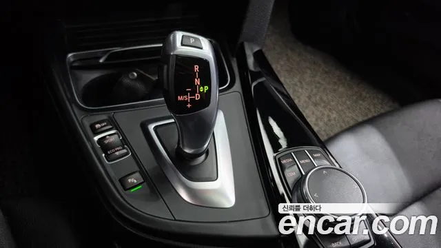 BMW 3-Series 2018 thumb 9