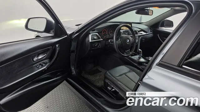BMW 3-Series 2018 thumb 10