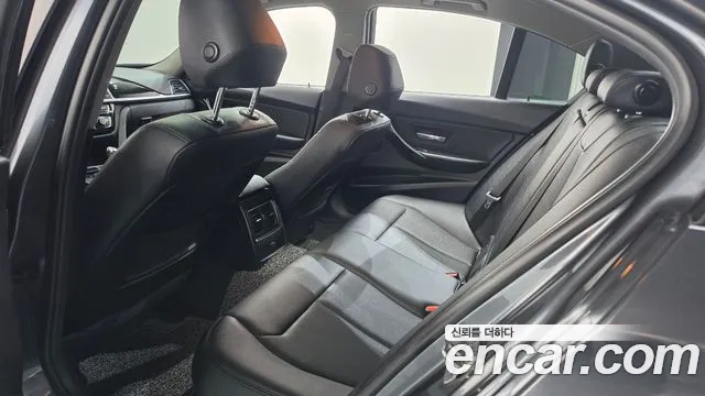 BMW 3-Series 2018 thumb 11
