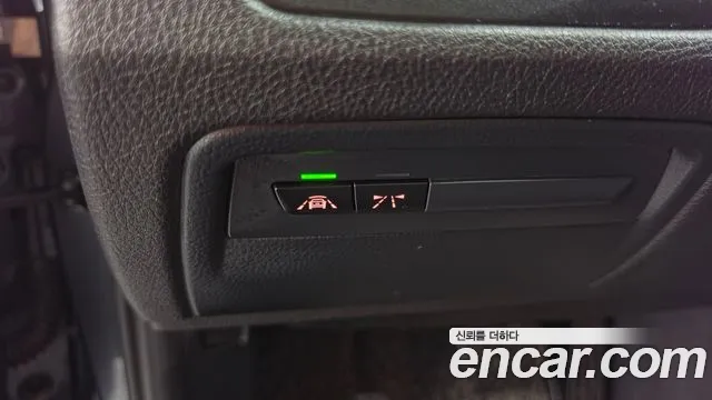 BMW 3-Series 2018 thumb 12