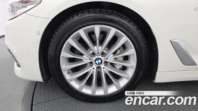 BMW 5-Series 2018 thumb 4