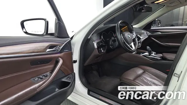BMW 5-Series 2018 thumb 9