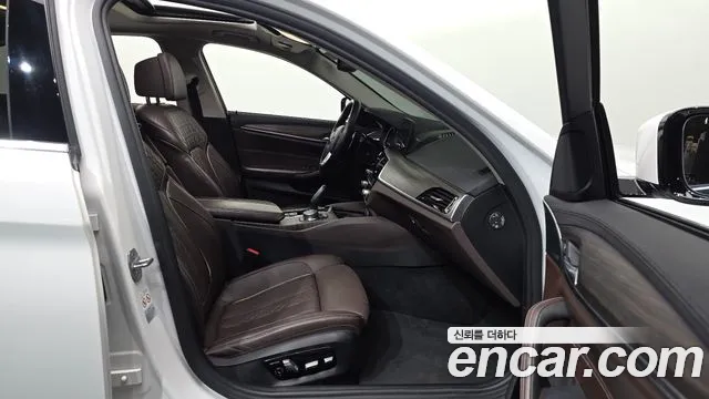 BMW 5-Series 2018 thumb 10