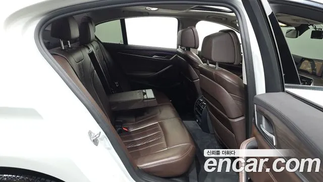 BMW 5-Series 2018 thumb 11