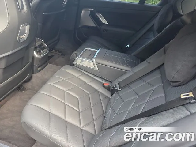 BMW 7-Series 2023 thumb 9