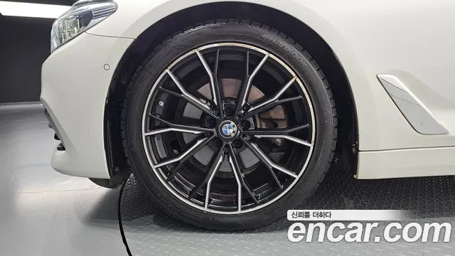 BMW 5-Series 2018 thumb 5