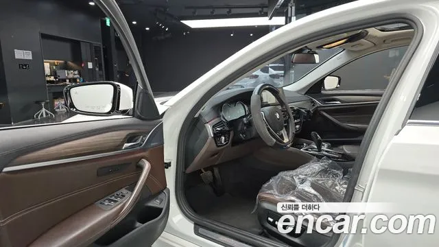 BMW 5-Series 2018 thumb 10