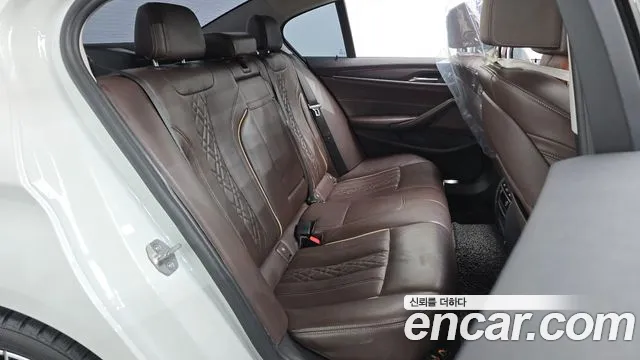 BMW 5-Series 2018 thumb 11