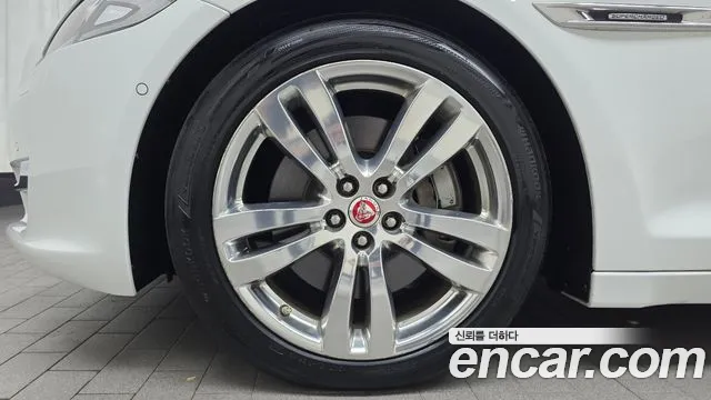 Jaguar XJ 2016 thumb 4