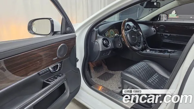 Jaguar XJ 2016 thumb 9
