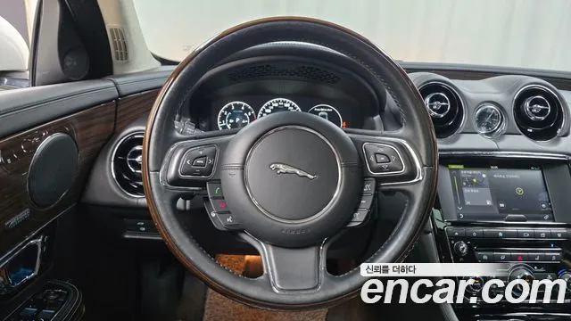 Jaguar XJ 2016 thumb 12