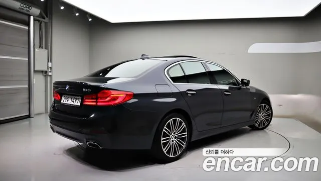 BMW 5-Series 2018 thumb 4