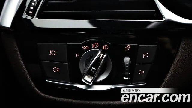 BMW 5-Series 2018 thumb 6