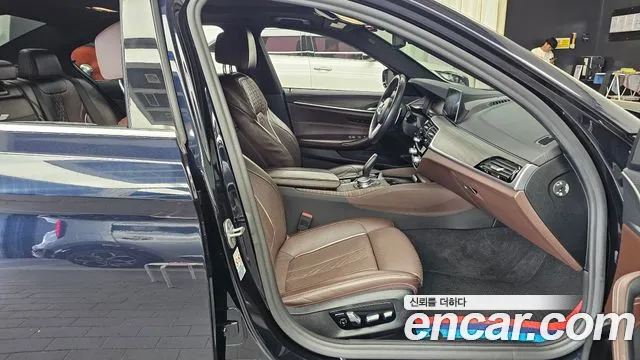 BMW 5-Series 2020 thumb 11
