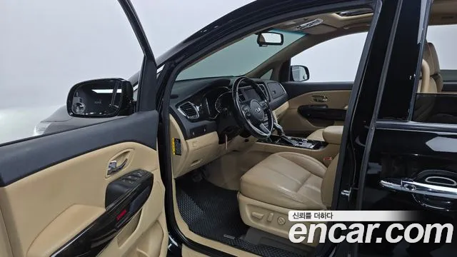 Kia Carnival 2018 thumb 10