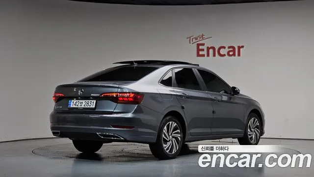 Volkswagen Jetta 2021 thumb 2