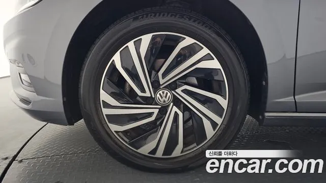 Volkswagen Jetta 2021 thumb 5