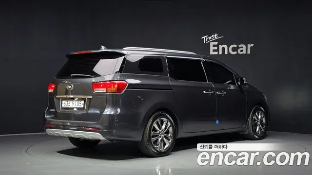 Kia Carnival 2017 thumb 2