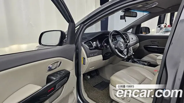 Kia Carnival 2017 thumb 10