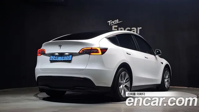 Tesla Model Y 2023 thumb 2
