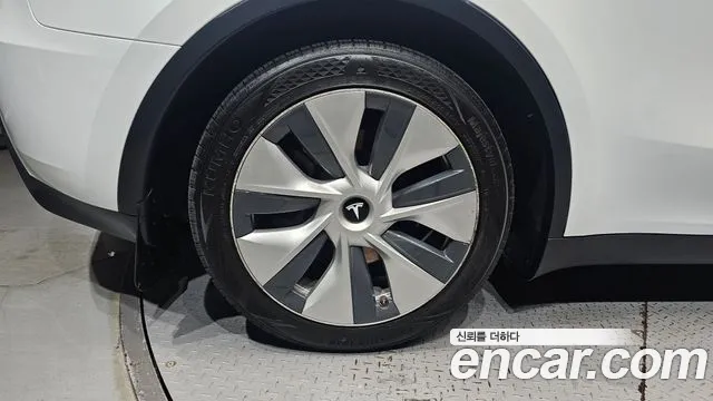 Tesla Model Y 2023 thumb 5