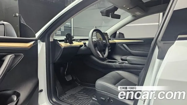 Tesla Model Y 2023 thumb 10