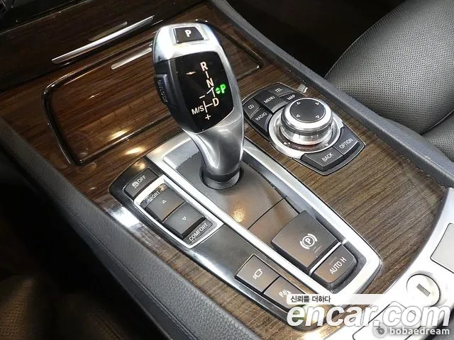 BMW 7-Series 2010 thumb 9