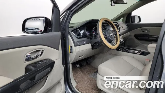 Kia Carnival 2015 thumb 10