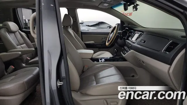 Kia Carnival 2015 thumb 11
