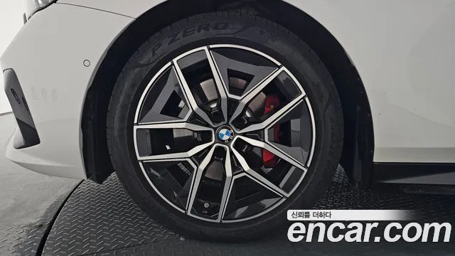 BMW 5-Series 2025 thumb 4