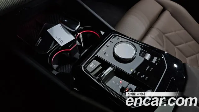 BMW 5-Series 2025 thumb 8