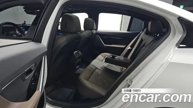 BMW 5-Series 2025 thumb 10