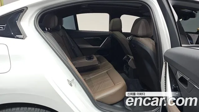 BMW 5-Series 2025 thumb 11