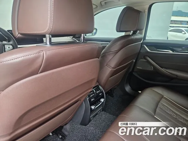 BMW 5-Series 2021 thumb 8